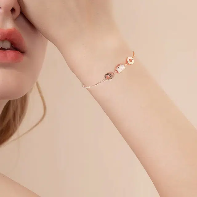 925