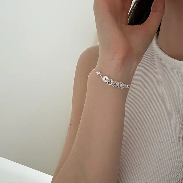 925