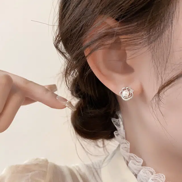 伊灿 精致时尚气质小众高级感水钻皇冠 氧化立方锆石 耳钉 女款 设计感通勤大气