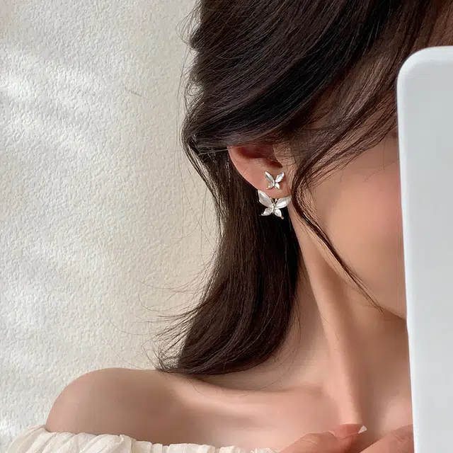 伊灿 一款两戴白色珐琅超仙蝴蝶 电镀真金 耳环 女款 温柔通勤