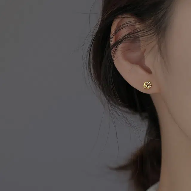 伊灿 精致小众高级感小巧山茶花 通勤气质 铜镀真金 耳钉 女款