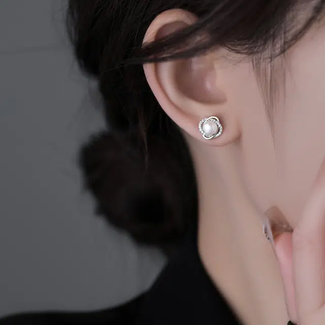 伊灿 小众设计感高级缠绕设计日常通勤时尚 氧化立方锆石 耳钉 女款
