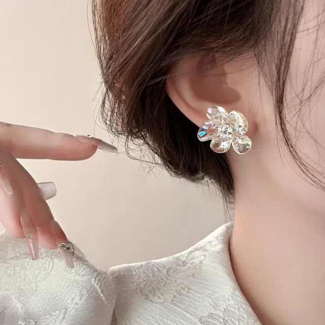 伊灿 小众高级感精致温柔春日花朵耳钉 亚克力 耳钉 女款 设计感气质时尚百搭