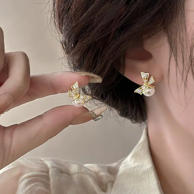 伊灿 轻奢时尚小众设计感高级大气水钻蝴蝶结 仿珍珠 氧化立方锆石 耳钉 女款