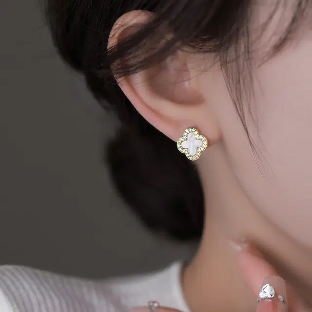 伊灿 轻奢小众设计感高级水钻四叶草耳钉 氧化立方锆石 耳钉 女款