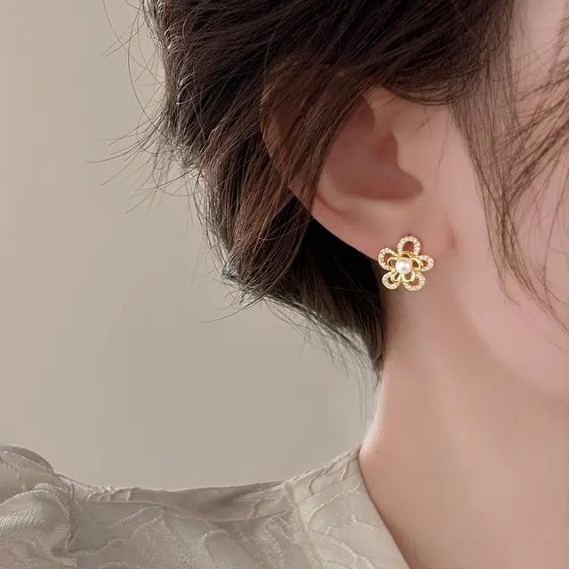 伊灿 日常通勤百搭小众设计感高级花朵 氧化立方锆石 耳钉 女款 精致时尚约会款