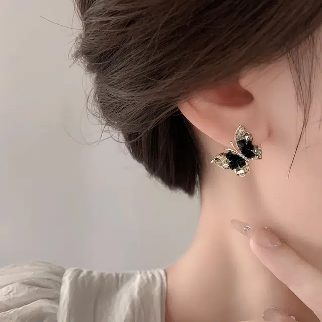 伊灿 简约小众高级感黑色渐变水晶蝴蝶设计感通勤耳饰 合金 耳环 女款