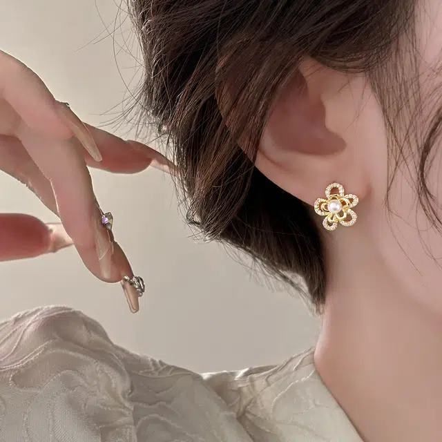 伊灿 日常通勤百搭小众设计感高级花朵 氧化立方锆石 耳钉 女款 精致时尚约会款