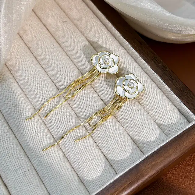 伊灿 小众设计感气质长款流苏山茶花 仿珍珠 耳环 女款 高级时尚百搭耳饰