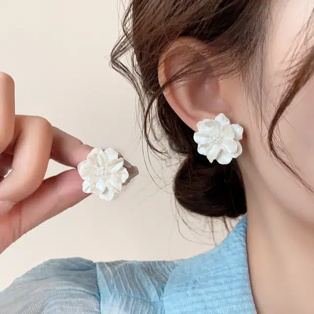 伊灿 夏季通勤时尚白色小众山茶花 亚克力 耳钉 女款