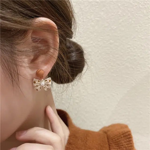 伊灿 精致时尚小众高级感气质蝴蝶结仿珍珠 亚克力 耳钉 女款 设计感百搭约会款