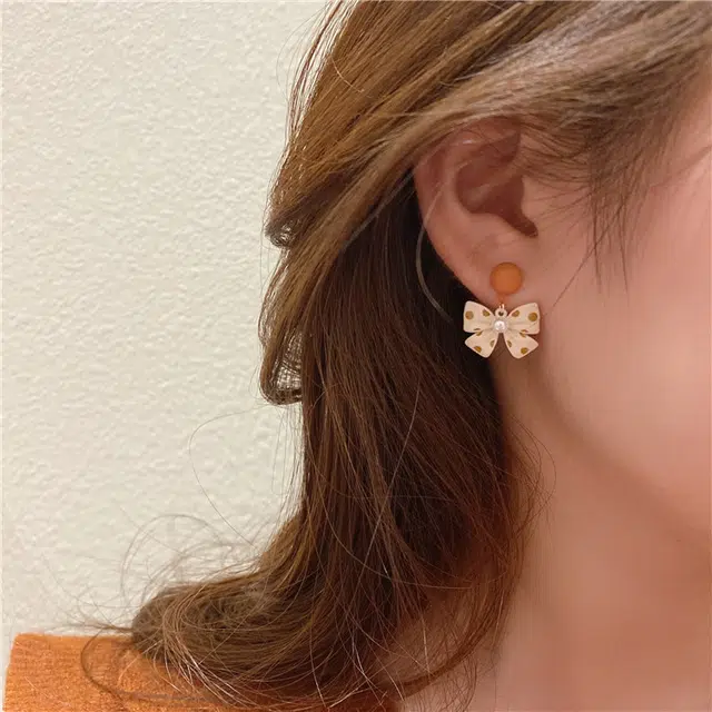 伊灿 精致时尚小众高级感气质蝴蝶结仿珍珠 亚克力 耳钉 女款 设计感百搭约会款