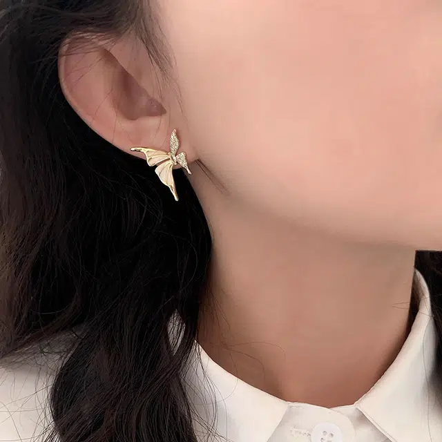 伊灿 日韩轻奢小众高级感气质蝴蝶 合成氧化立方锆 耳钉 女款