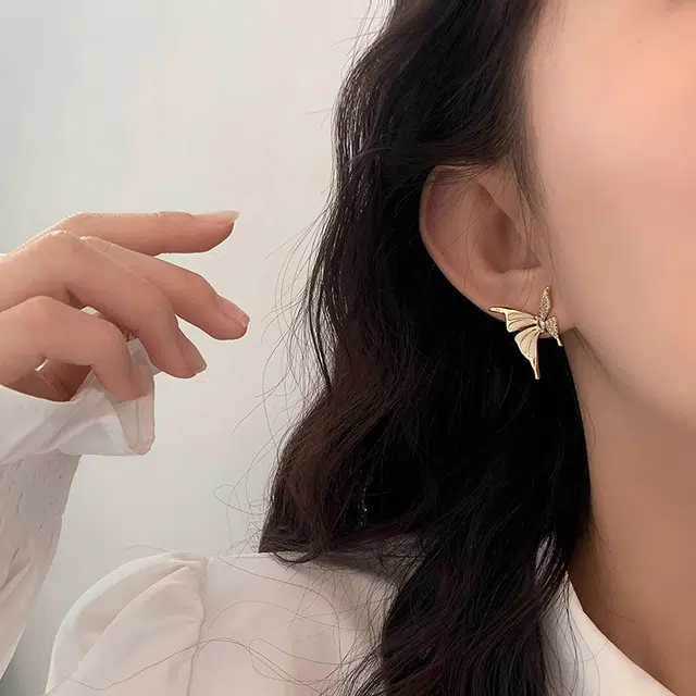 伊灿 日韩轻奢小众高级感气质蝴蝶 合成氧化立方锆 耳钉 女款