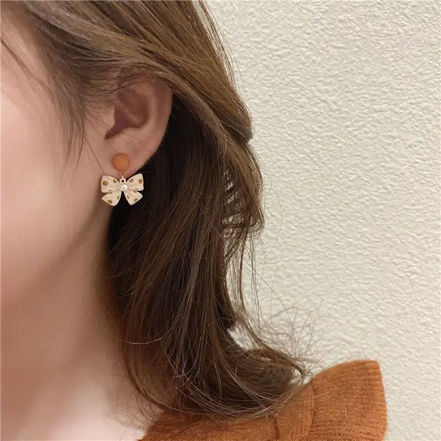 伊灿 精致时尚小众高级感气质蝴蝶结仿珍珠 亚克力 耳钉 女款 设计感百搭约会款