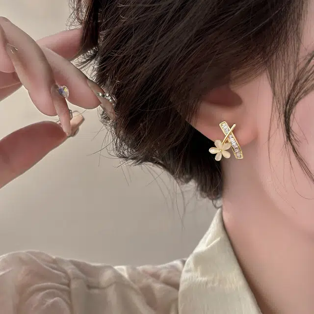 伊灿 小清新夏季猫眼石花朵交叉 氧化立方锆石 耳钉 女款 小众设计感高级约会款