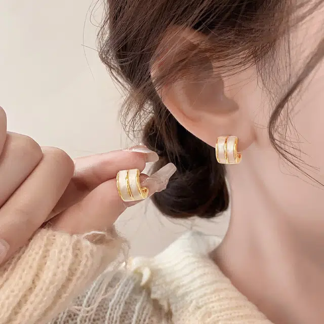 伊灿 韩版简约小众设计感高级轻奢精致冷淡风贝壳 电镀真金 耳环 女款