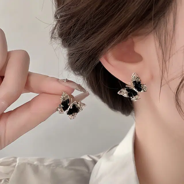 伊灿 简约小众高级感黑色渐变水晶蝴蝶设计感通勤耳饰 合金 耳环 女款