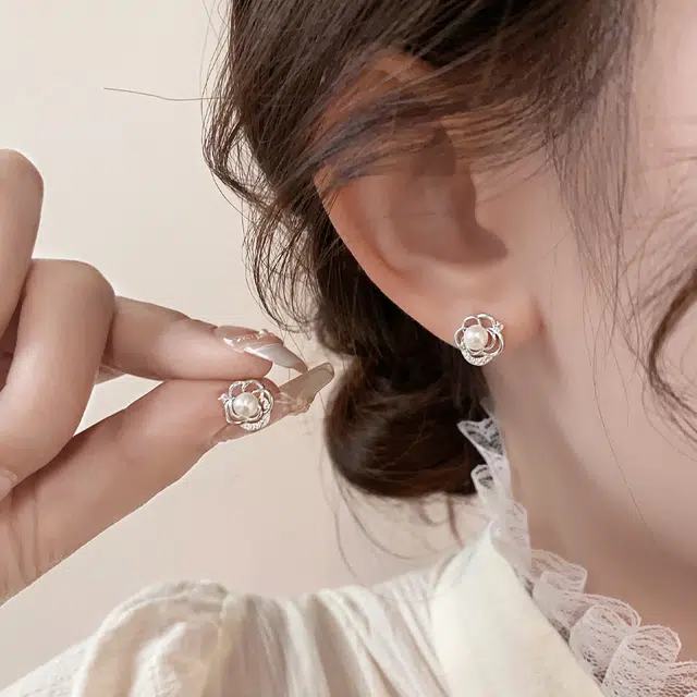 伊灿 精致时尚气质小众高级感水钻皇冠 氧化立方锆石 耳钉 女款 设计感通勤大气