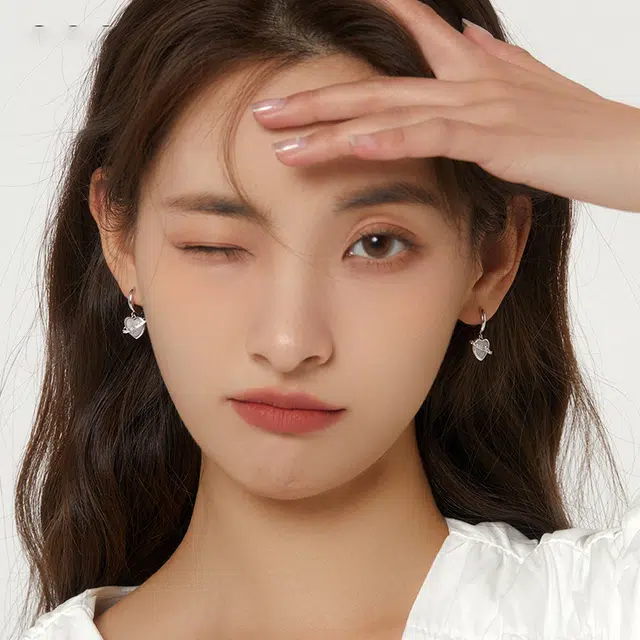 伊灿 韩国银色爱心 仿猫眼石 耳环 女款