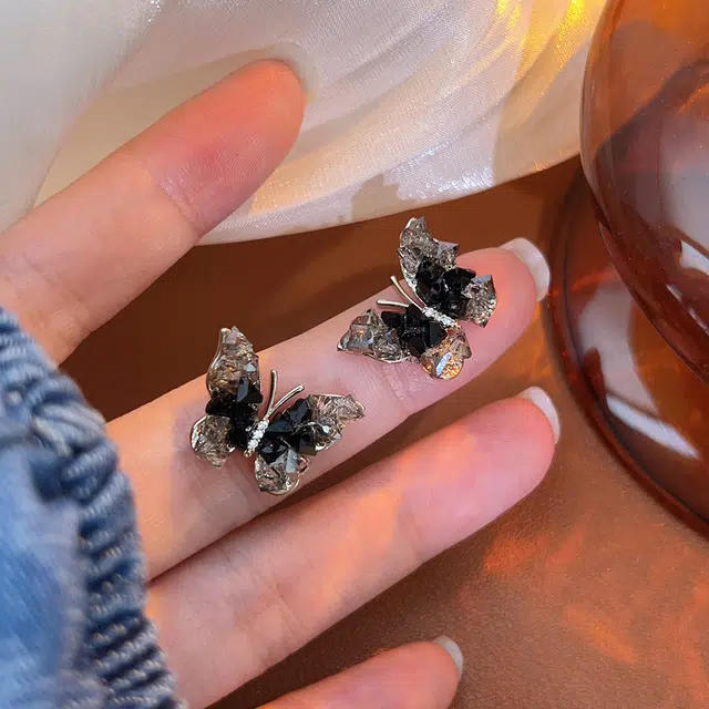 伊灿 简约小众高级感黑色渐变水晶蝴蝶设计感通勤耳饰 合金 耳环 女款