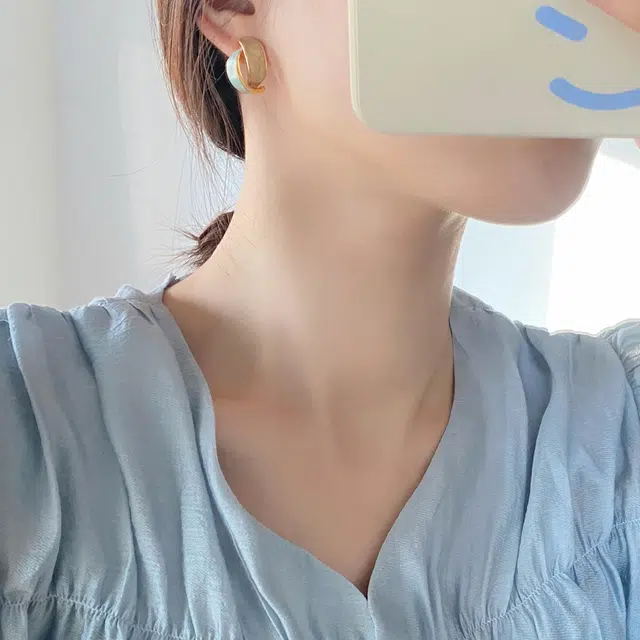 925