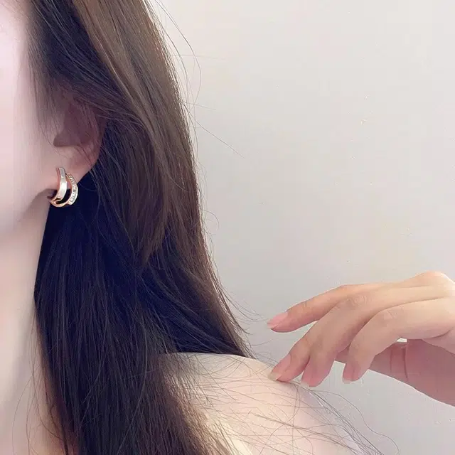 925
