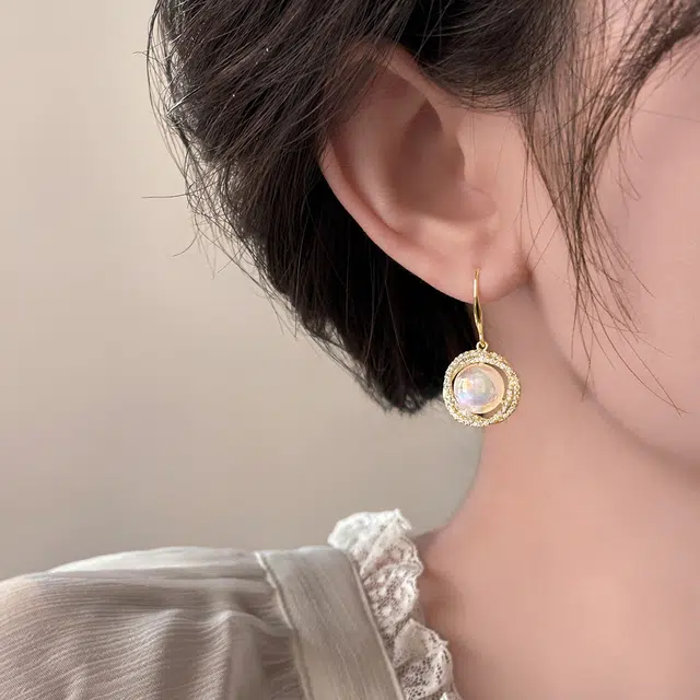 伊灿 缠绕镶嵌设计 电镀真金 氧化立方锆石 仿珍珠 耳环 女款 金色