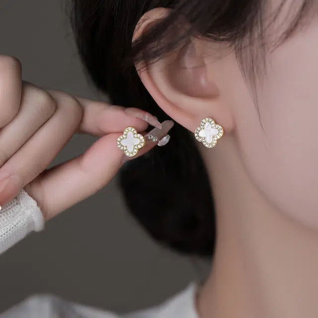 伊灿 轻奢小众设计感高级水钻四叶草耳钉 氧化立方锆石 耳钉 女款