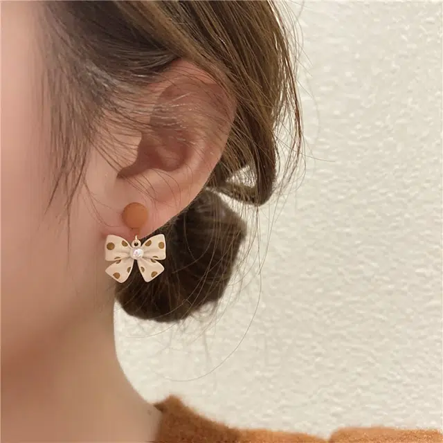 伊灿 精致时尚小众高级感气质蝴蝶结仿珍珠 亚克力 耳钉 女款 设计感百搭约会款
