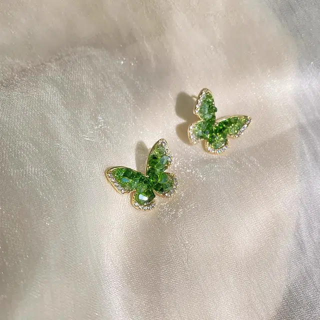 伊灿 日韩轻奢小众高级感气质绿色蝴蝶 氧化立方锆石 耳钉 女款 精致时尚通勤百搭