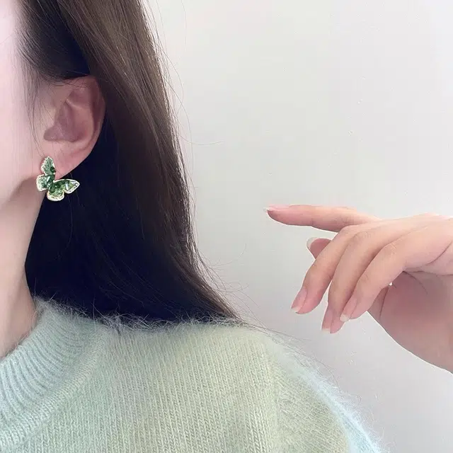 伊灿 日韩轻奢小众高级感气质绿色蝴蝶 氧化立方锆石 耳钉 女款 精致时尚通勤百搭