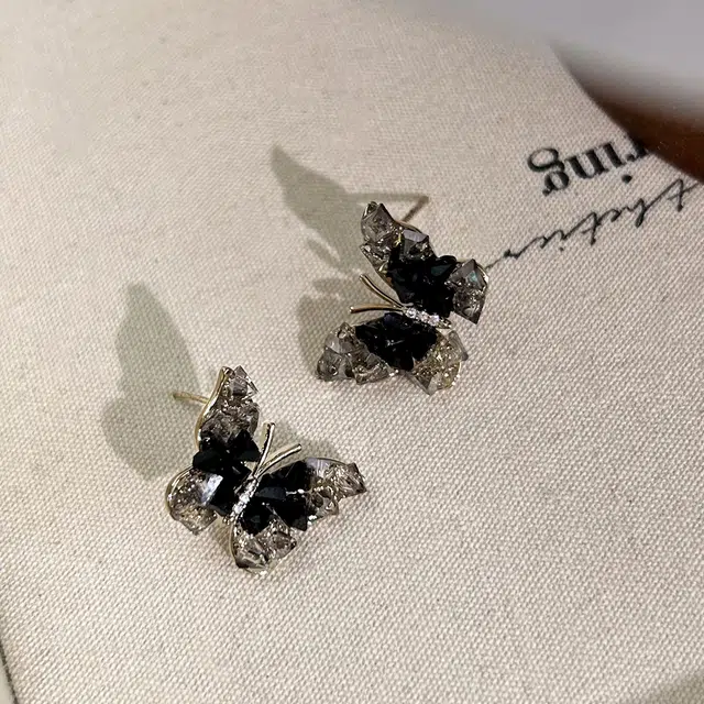 伊灿 简约小众高级感黑色渐变水晶蝴蝶设计感通勤耳饰 合金 耳环 女款