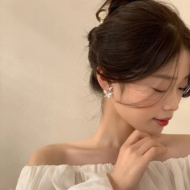 伊灿 一款两戴白色珐琅超仙蝴蝶 电镀真金 耳环 女款 温柔通勤