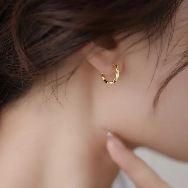 伊灿 小众高级感气质金色竹节圈圈 铜镀真金 耳钉 女款