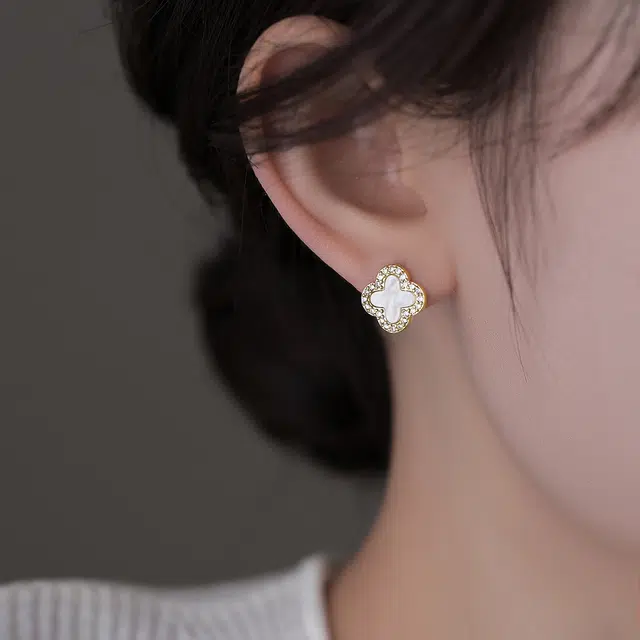 伊灿 轻奢小众设计感高级水钻四叶草耳钉 氧化立方锆石 耳钉 女款