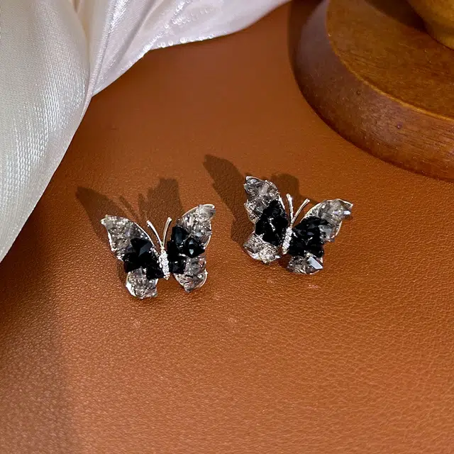 伊灿 简约小众高级感黑色渐变水晶蝴蝶设计感通勤耳饰 合金 耳环 女款