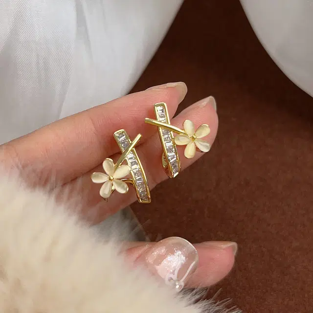 伊灿 小清新夏季猫眼石花朵交叉 氧化立方锆石 耳钉 女款 小众设计感高级约会款