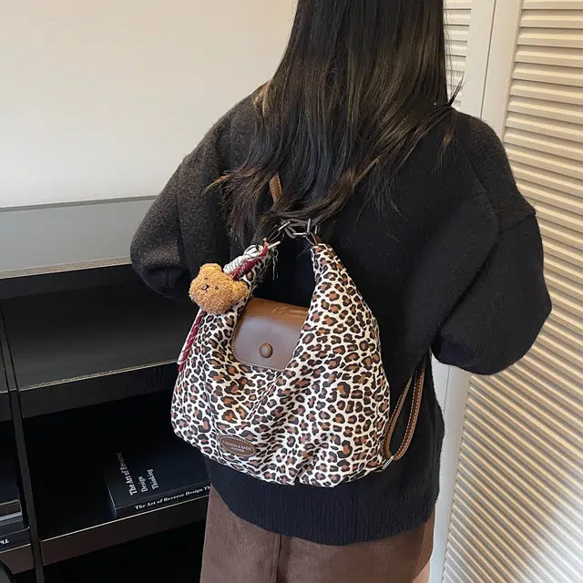 凡思曼 豹纹通勤高级感复古斜挎包多功能背包 皮绒 单肩包 女款 米白色/咖啡色/绿色/棕色