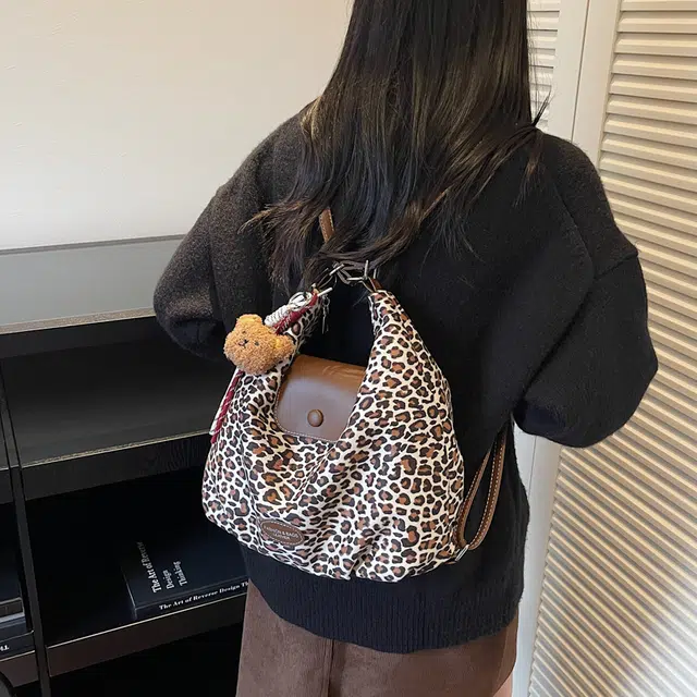 凡思曼 豹纹通勤高级感复古斜挎包多功能背包 皮绒 单肩包 女款 米白色/咖啡色/绿色/棕色