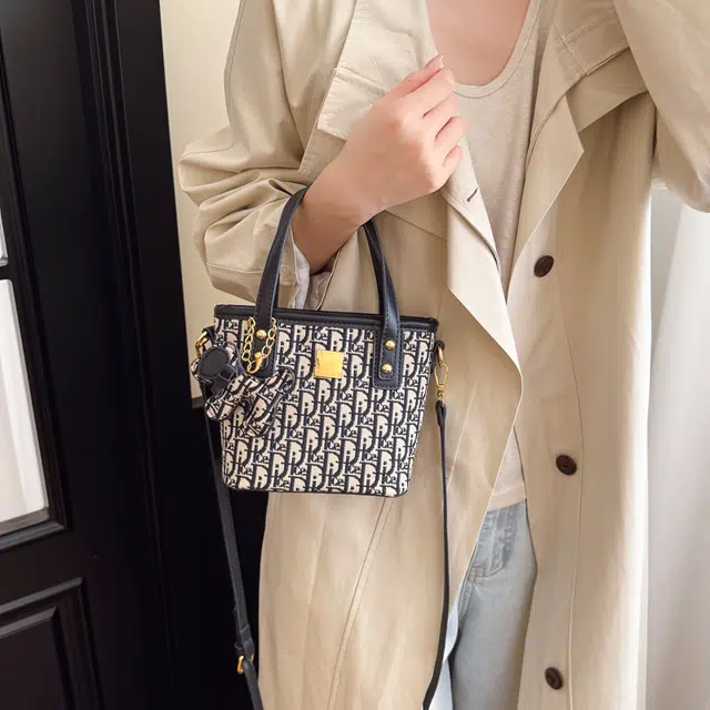 凡思曼 欧美时尚刺绣老花印花通勤大学生出行百搭手提水桶单肩包 布 斜挎包 女款 蓝色