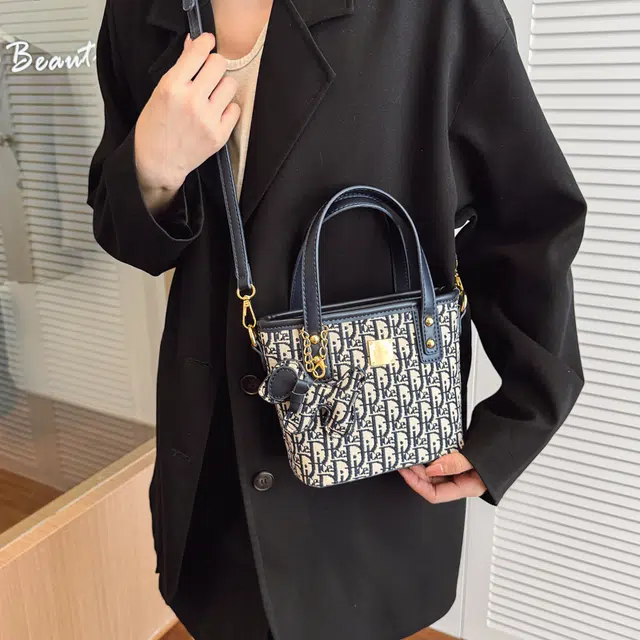 凡思曼 欧美时尚刺绣老花印花通勤大学生出行百搭手提水桶单肩包 布 斜挎包 女款 蓝色