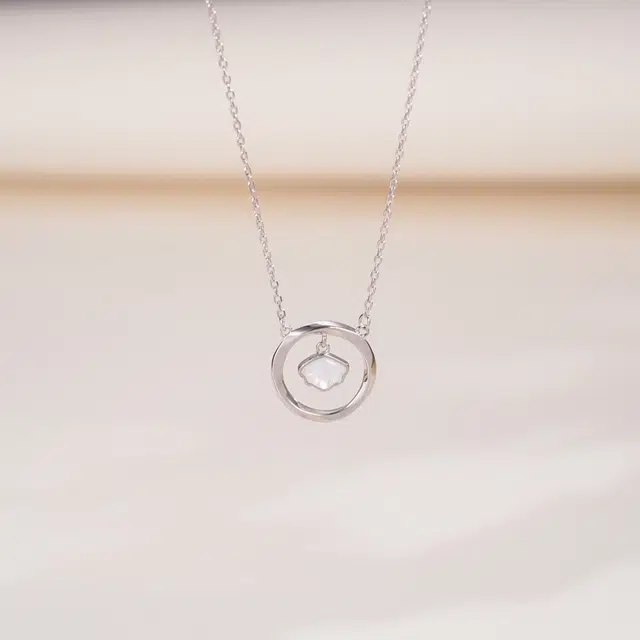 925