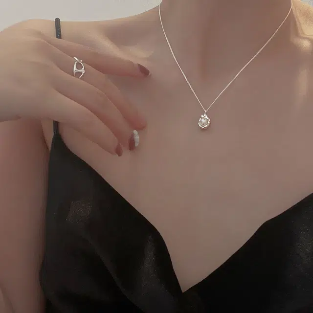 925