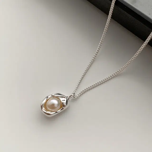 925