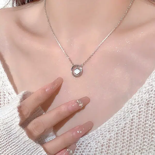 925