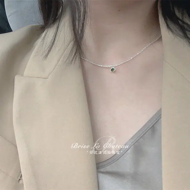925