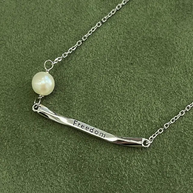 925