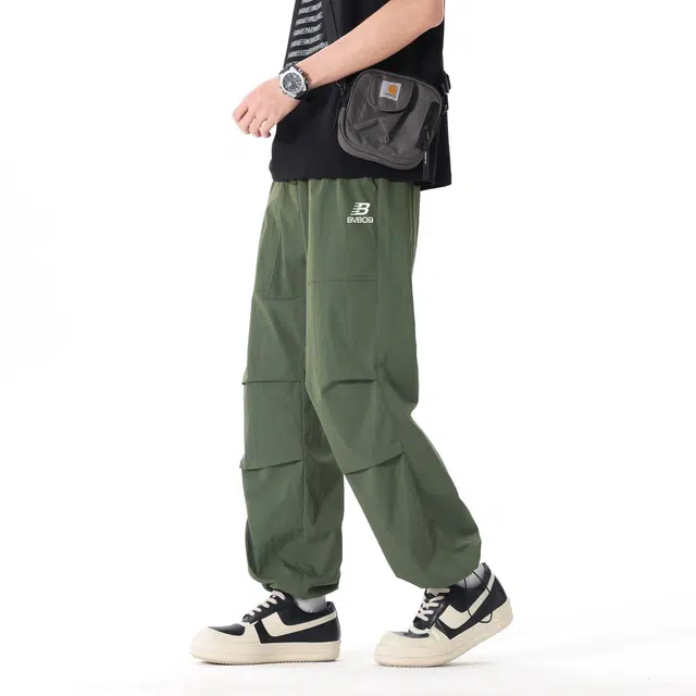 普鲁士多特蒙德 美式户外城市机能风品牌字母印花拼接褶皱薄款速干伞兵裤可收缩脚口宽松直筒百搭冰丝凉感透气弹力休闲裤 男女同款