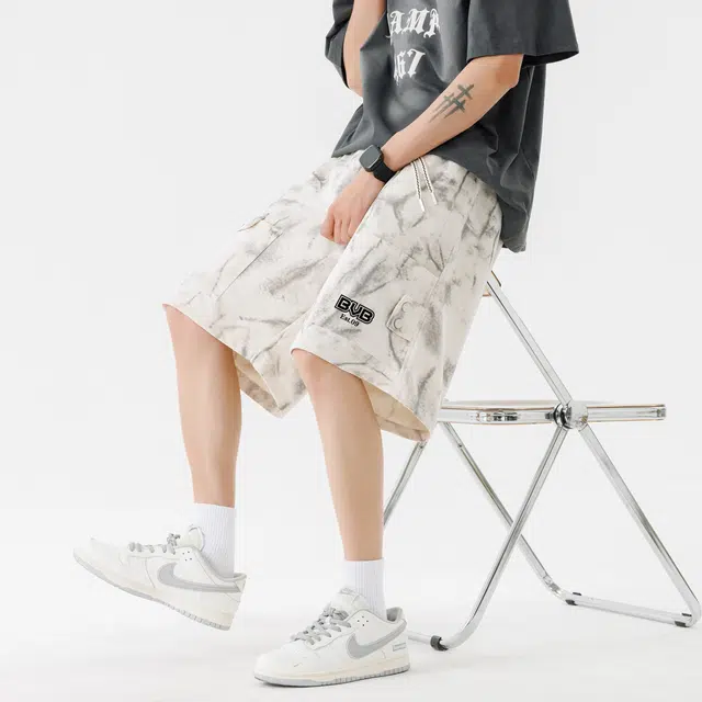 普鲁士多特蒙德 户外山系队徽字母印花扎染侧边口袋宽松休闲五分工装短裤 男女同款